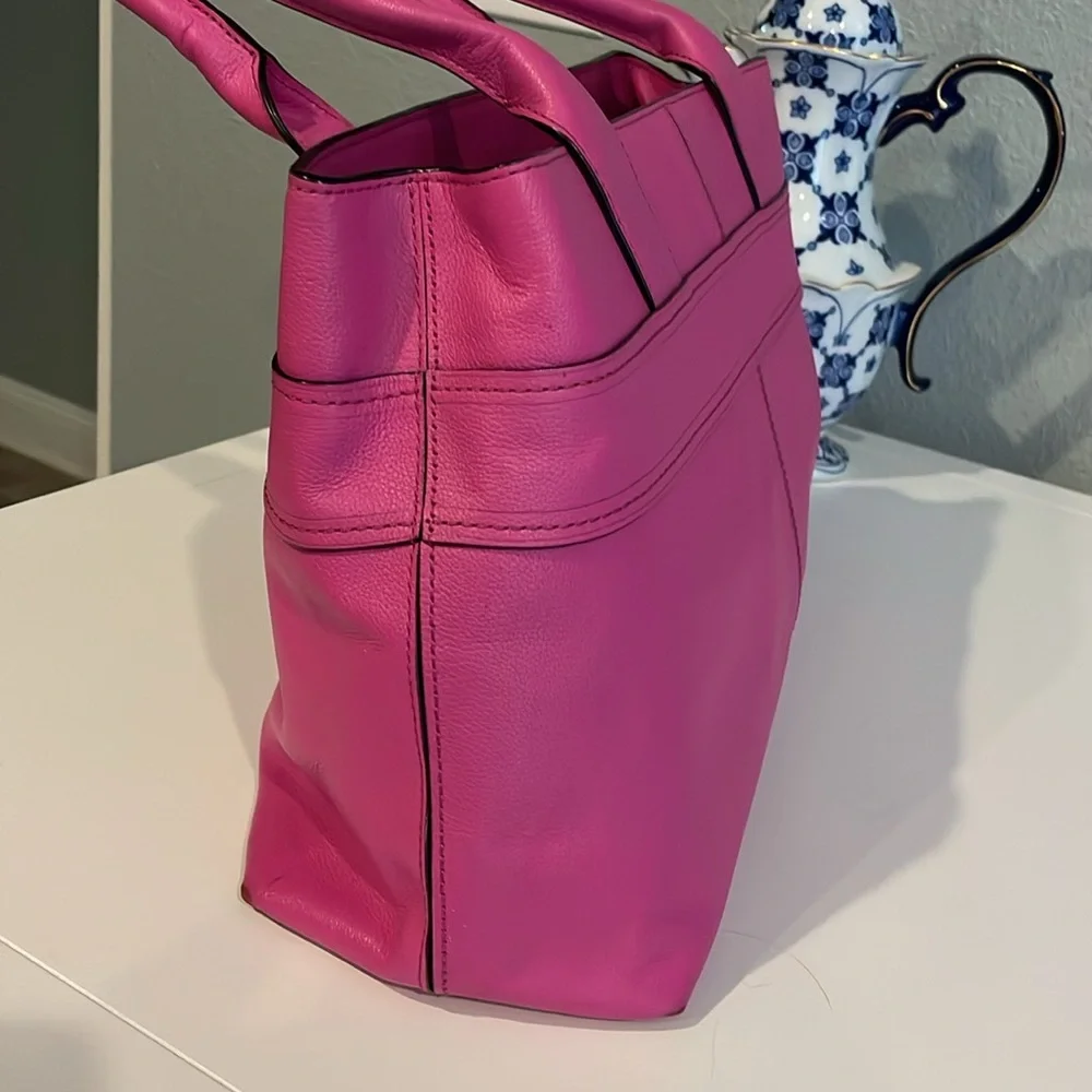 KATE SPADE large hot pink handbag with bow front and white, black interior - Picture 5 of 16